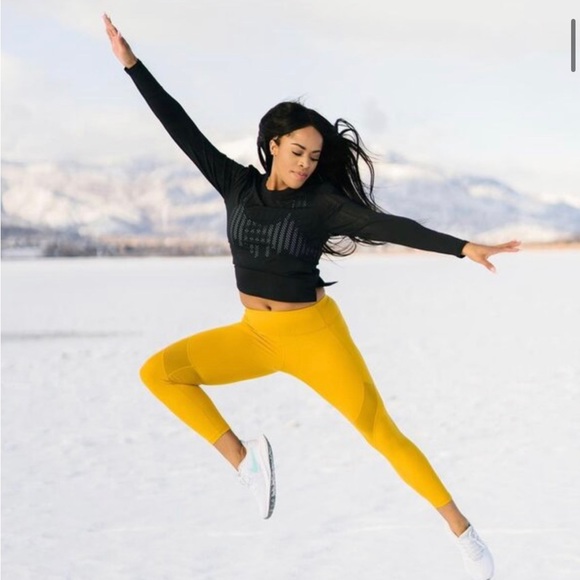 ZYIA chillcicle crop top - Picture 1 of 7